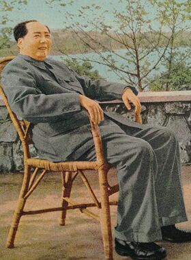 坐藤椅红色怀旧收藏宣传画刺绣织锦画客厅装饰画90*60cm