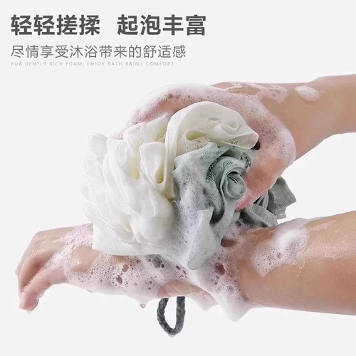 [05] мяч для купания, пропитанный милым полотенцем для ванны, потирая, потирая назад и пузыри случайные волосы