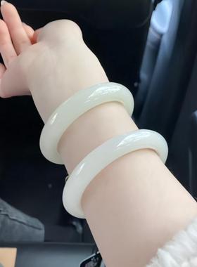 轻奢时尚女玉髓扁圆贵妃镯