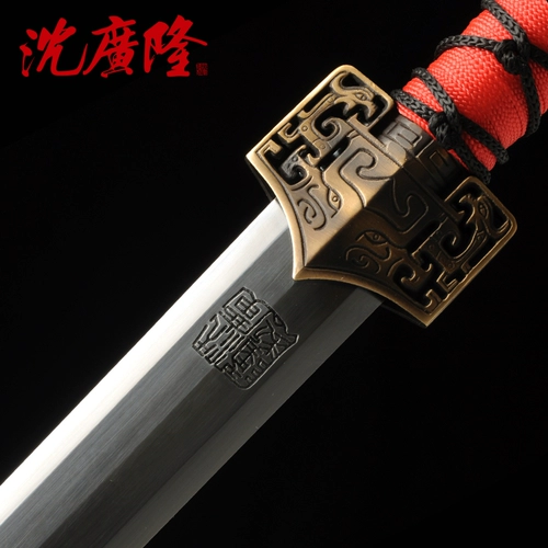 Восемьпонированная татуировка на мечах на восьми