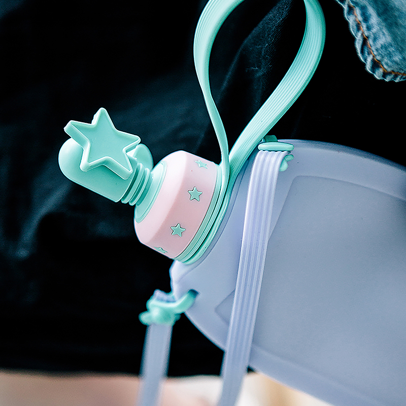 杯具熊儿童硅胶水壶背带水杯男女户外幼儿园宝宝防呛轻便隔热水壶 - 图3