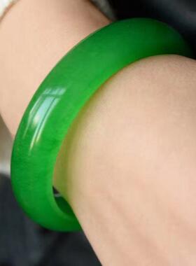 石英岩冰种玉手镯女款玉石镯子满绿色镯子货源