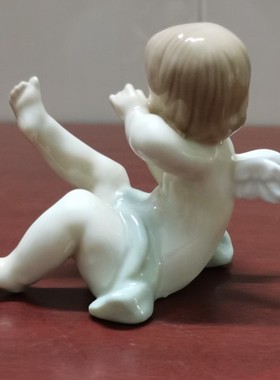 手绘陶瓷坐着天使工艺品