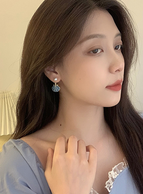 夏季蓝色显白港风贝壳珍珠耳环小众设计感轻奢蚊香盘无耳洞耳夹女