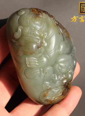 方言和田玉新疆老熟沙枣青底枣红皮独颗籽料桃园三结义把件摆件A8