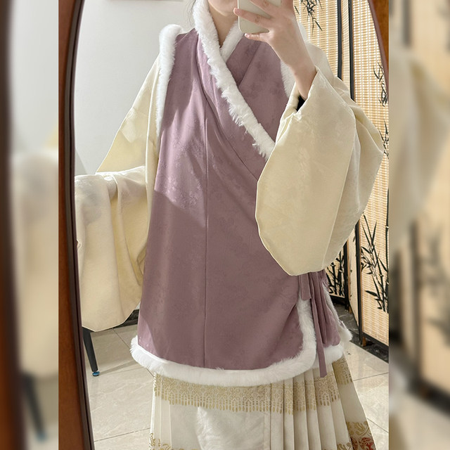 Ming Dynasty Spring Hanfu Set with Pipa Sleeve Bijia & Mamian Skirt | Order of Spring Blossoms 春日花序