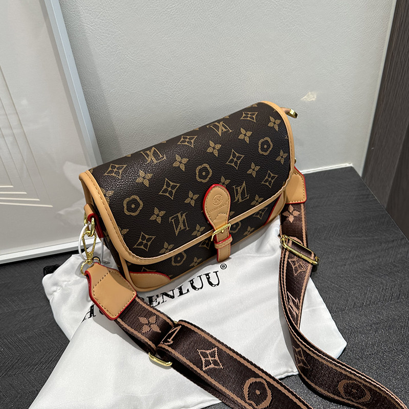 高级感包包女2025新款潮复古老花单肩斜挎包爆款宽带法棍包小方包,淘宝优惠券,粉丝福利购,淘宝优惠卷