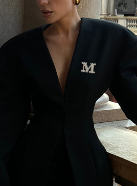M家~高版本镶钻字母胸针高档女2026新款爆款轻奢高级感别针胸花