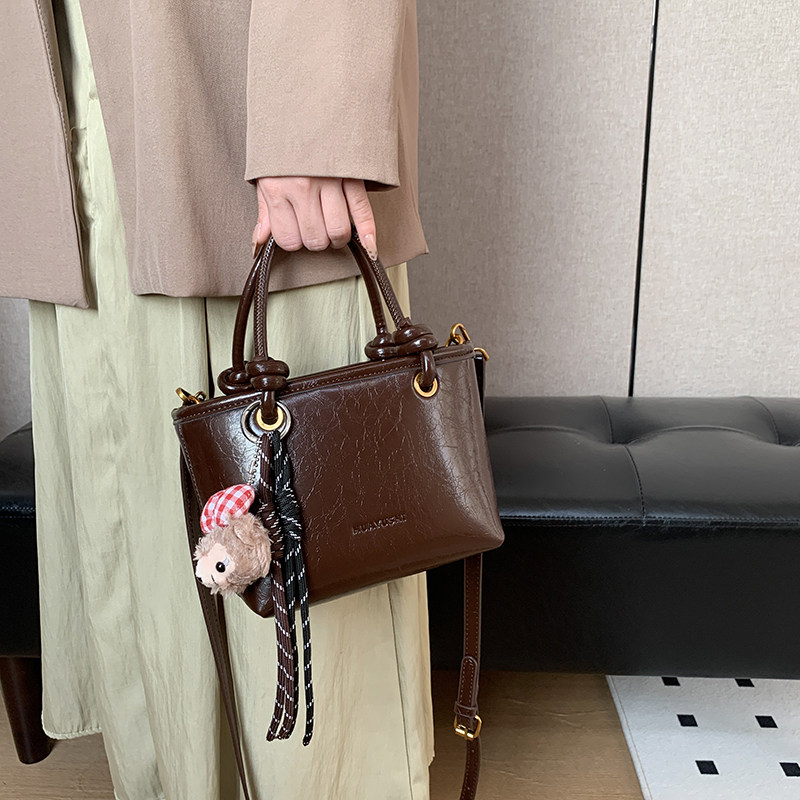 复古潮流手拎水桶包女2026秋冬新款简约休闲单肩包韩版高级感女包,淘宝优惠券,粉丝福利购,淘宝优惠卷