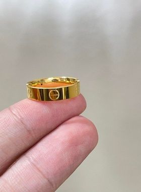 沙金饰品4N一字纹戒指男女仿黄金素圈指环钛钢对戒小众轻奢高级感
