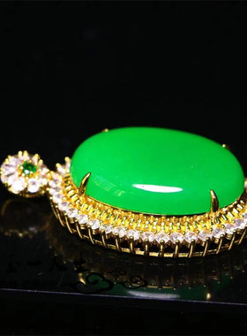 冰种满绿女款蛋面吊坠石英岩玉