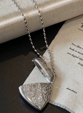 韩系爱心小包项链女小众设计高级感斜挎链秋冬复古长款桃心毛衣链