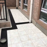 Полимерная дренажная канава в воде под водным канавом