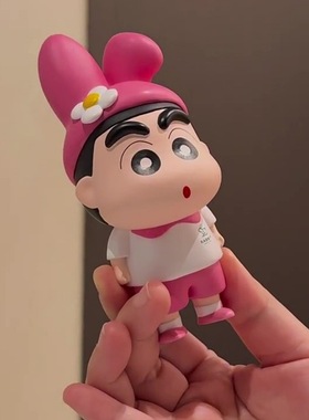 三丽鸥蜡笔小新入户门创意装饰桌面摆件客厅电视柜办公室解压饰品