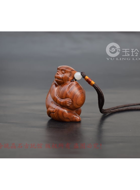 木雕猴子抱桃小摆件花梨木雕刻猴子手把件木雕挂件文玩实木生肖猴