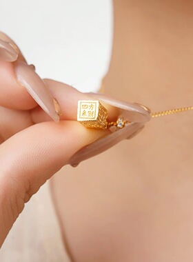 新品印花四方来财方砖碎冰冰项链女轻奢高级感吊坠配饰锁骨链饰品