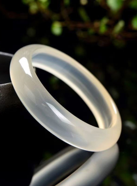 天然猫眼石高冰种香槟金玛瑙平替手镯白月光玉髓手镯浅色扁条镯子