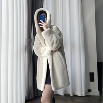 Pour out one piece out of the door to import the purple Peuke velvet mink coat with a large coat of womens entire mink with a cap and a mink fur