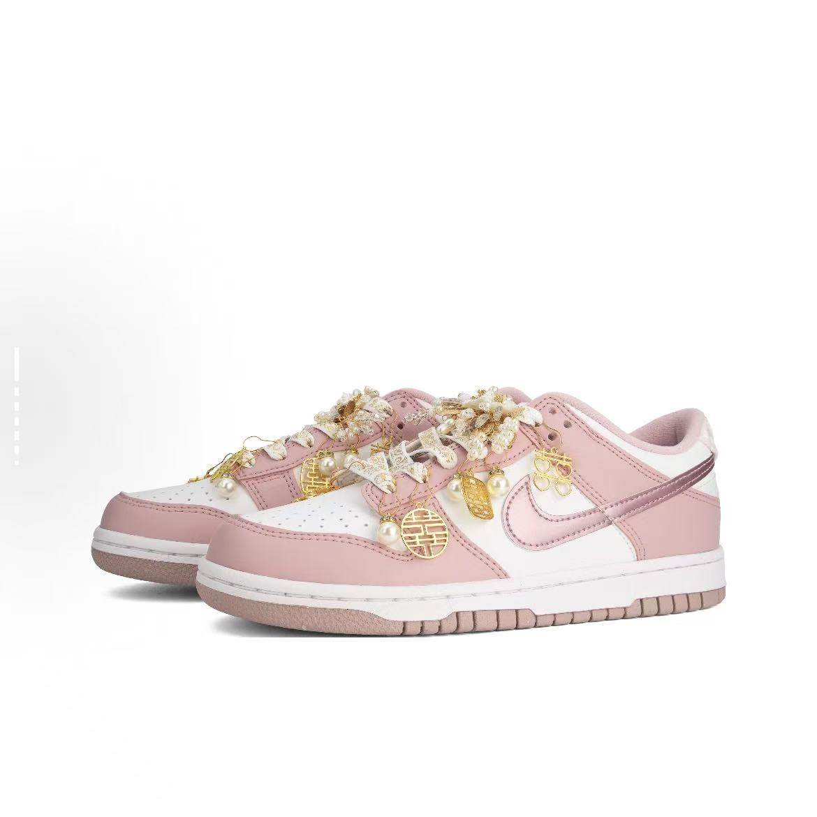 定制球鞋 Nike Dunk 樱粉婚鞋 中式婚礼喜庆珍珠挂件 女子板鞋,淘宝优惠券,粉丝福利购,淘宝优惠卷