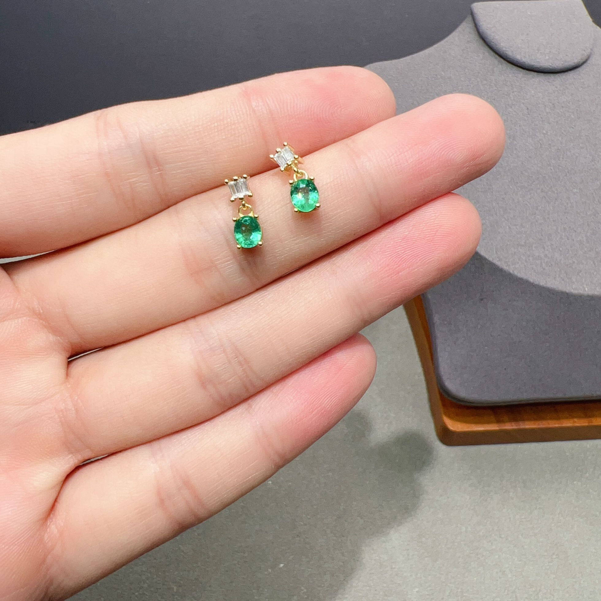 瑞耀珠宝祖母绿耳钉925银4*5木佐色干净玻璃体明艳火彩透度年轻金,淘宝优惠券,粉丝福利购,淘宝优惠卷