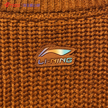 LINING Li Ning Sweater ຂອງແມ່ຍິງສີກົງກັນຂ້າມປ້າຍຂະຫນາດນ້ອຍຢູ່ດ້ານຫລັງບາດເຈັບແລະອົບອຸ່ນ Round Neck Pullover ເທິງ AMBS098