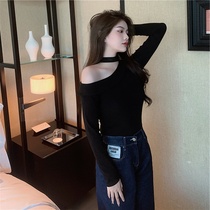 Sexy Beating Undershirt Woman 2023 New Korean version of the body Slim Dew Shoulder Blouse Design Feel Black T-Shirt Thin