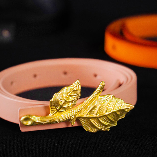 Belt with foam metal and interchangeable buckle for a high-end feel