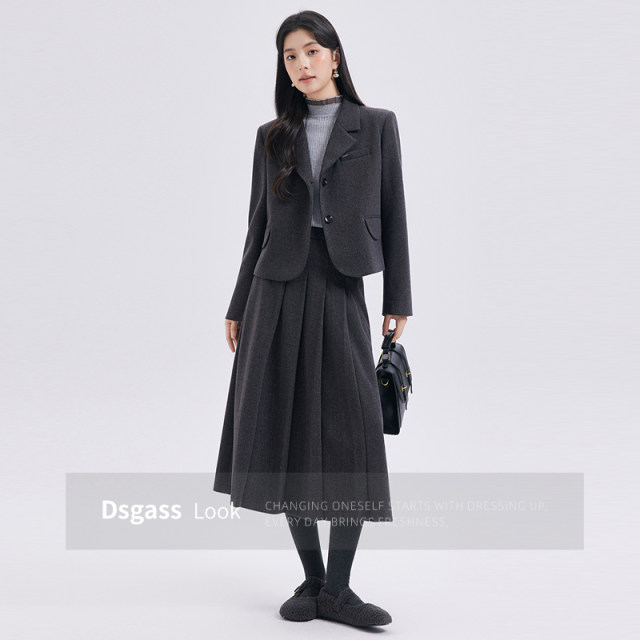 达佳诗灰色毛呢西装外套女2025新款小个子秋冬加厚面试套装短外套