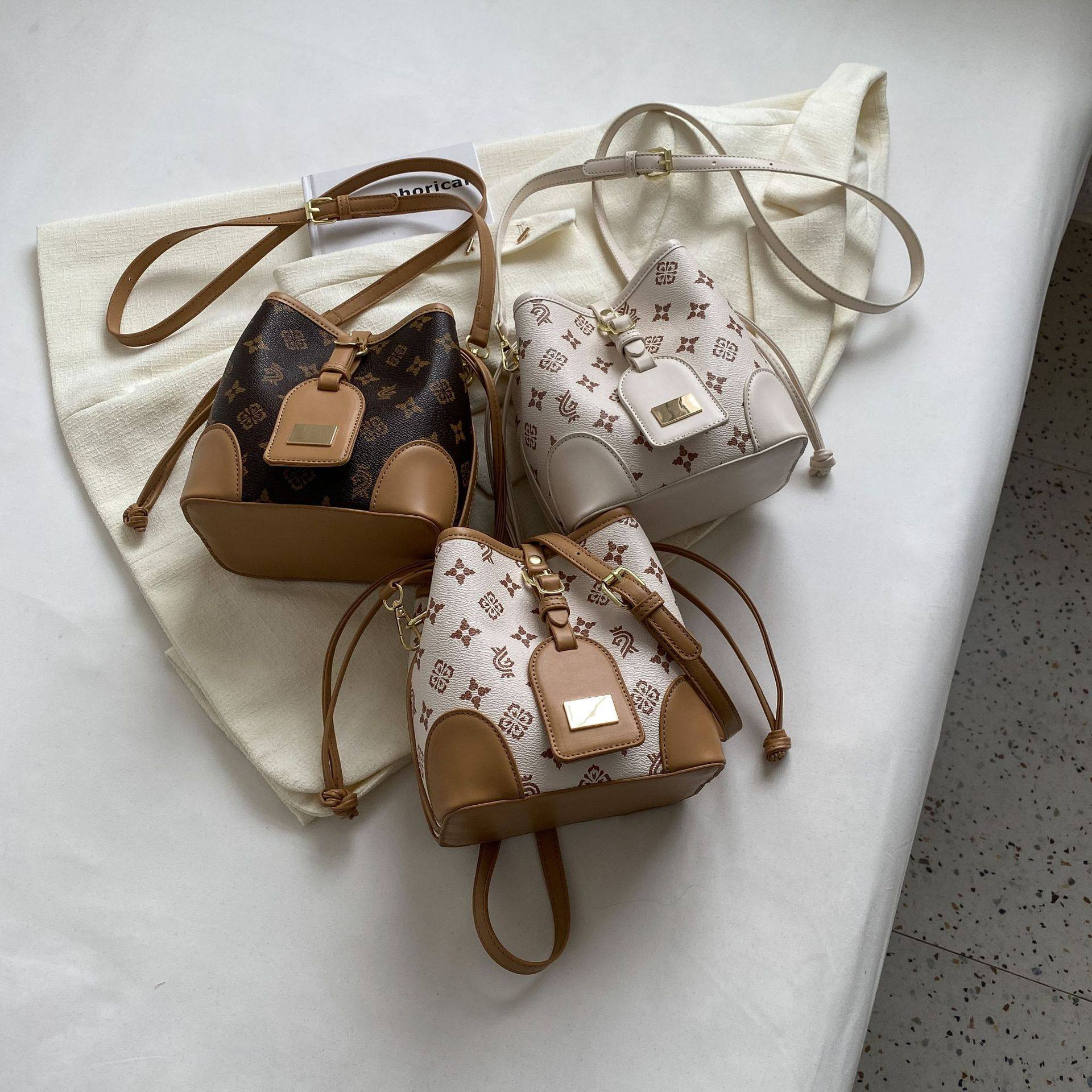 港风复古设计包包女2025新款潮时尚老花斜挎水桶包撞色质感单肩,淘宝优惠券,粉丝福利购,淘宝优惠卷