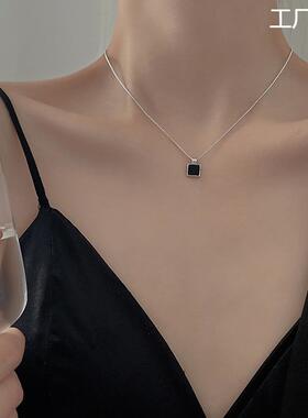 2026黑色方牌项链女年夏季新款复古轻奢几何锁骨链ins风