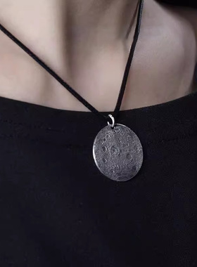 小众设计感小月球银吊坠情侣项链月亮人复古挂饰太空时尚锁骨链女