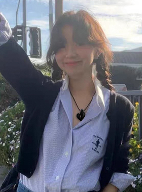 黑色爱心吊坠项链女2025新款轻奢毛衣链小众设计感高级颈链配饰品