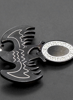 老鹰镶钻圆盘钛钢项坠