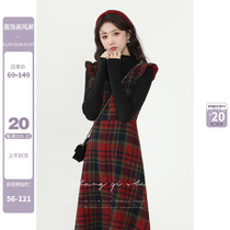Zhang Soda Berries Waffles autumn and winter French style retro black knit undershirt plaid braces one-piece dress