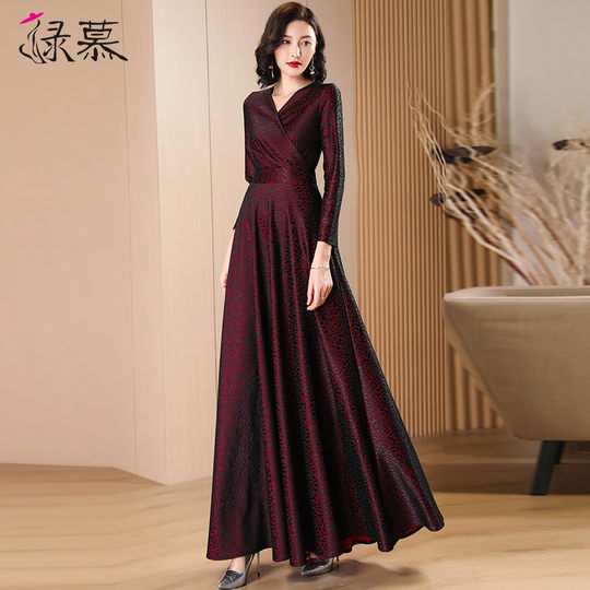 酒红色连衣裙2025春秋装新款长袖气质优雅减龄收腰超长裙大摆裙