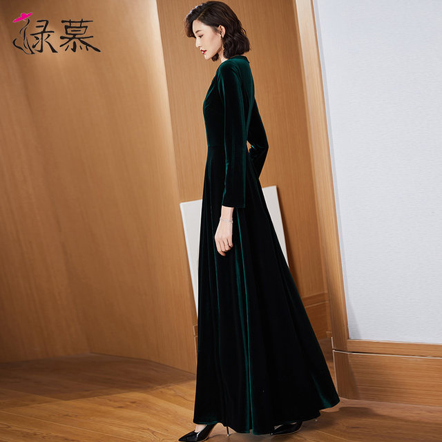 Luxurious, ladylike style slimming to long-sleeved dress