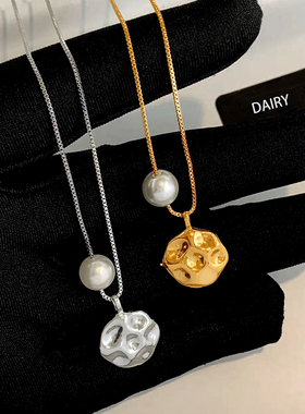 珍珠金属圆片项链女港风法式复古轻奢小众锁骨链百搭秋冬毛衣链