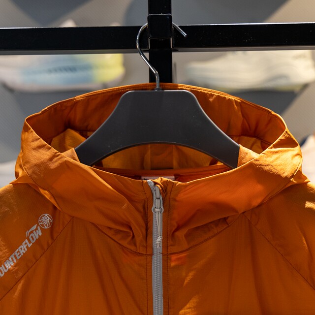 Li Ning windbreaker ແມ່ນກັນນ້ໍາແລະເຢັນດ້ວຍການປ້ອງກັນແສງແດດ
