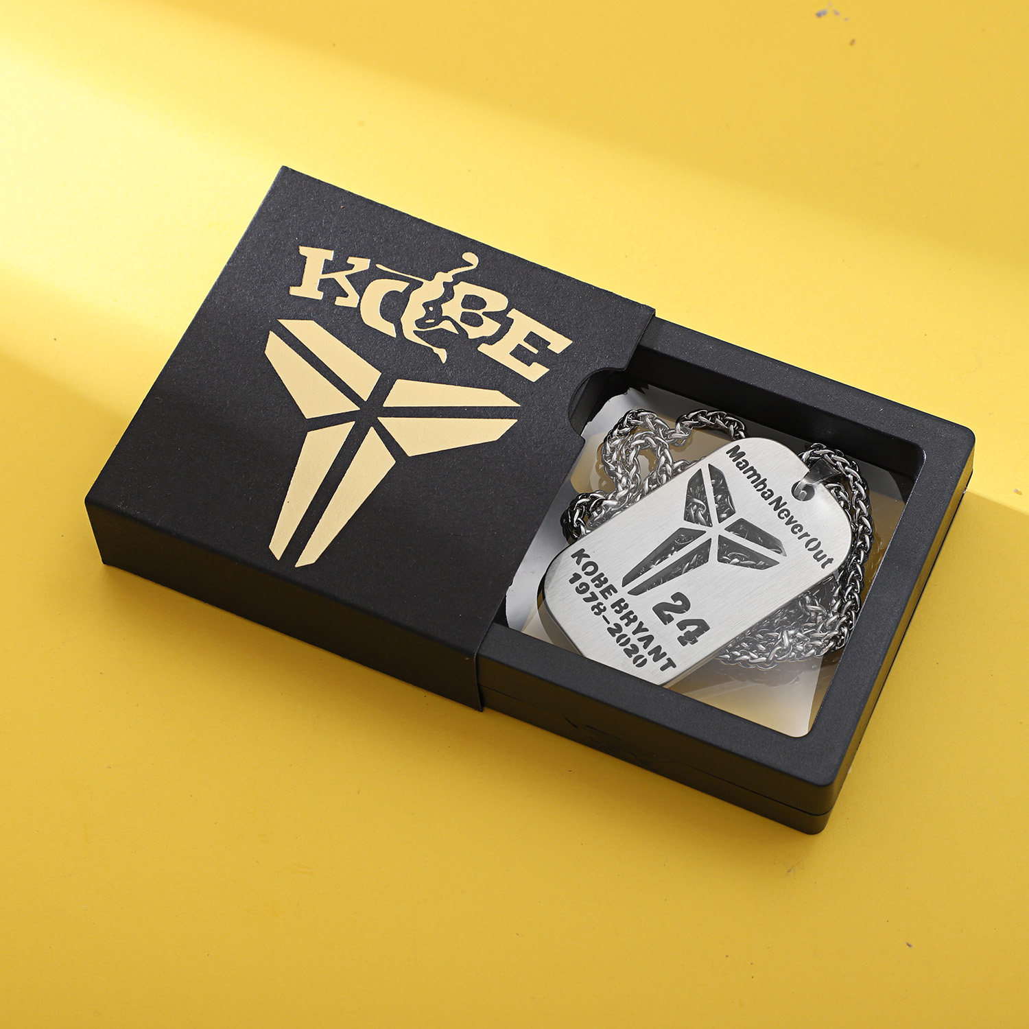 嘻哈纪念科比黑曼巴吊坠钛钢标志项链女生篮球迷百搭配饰潮男网红