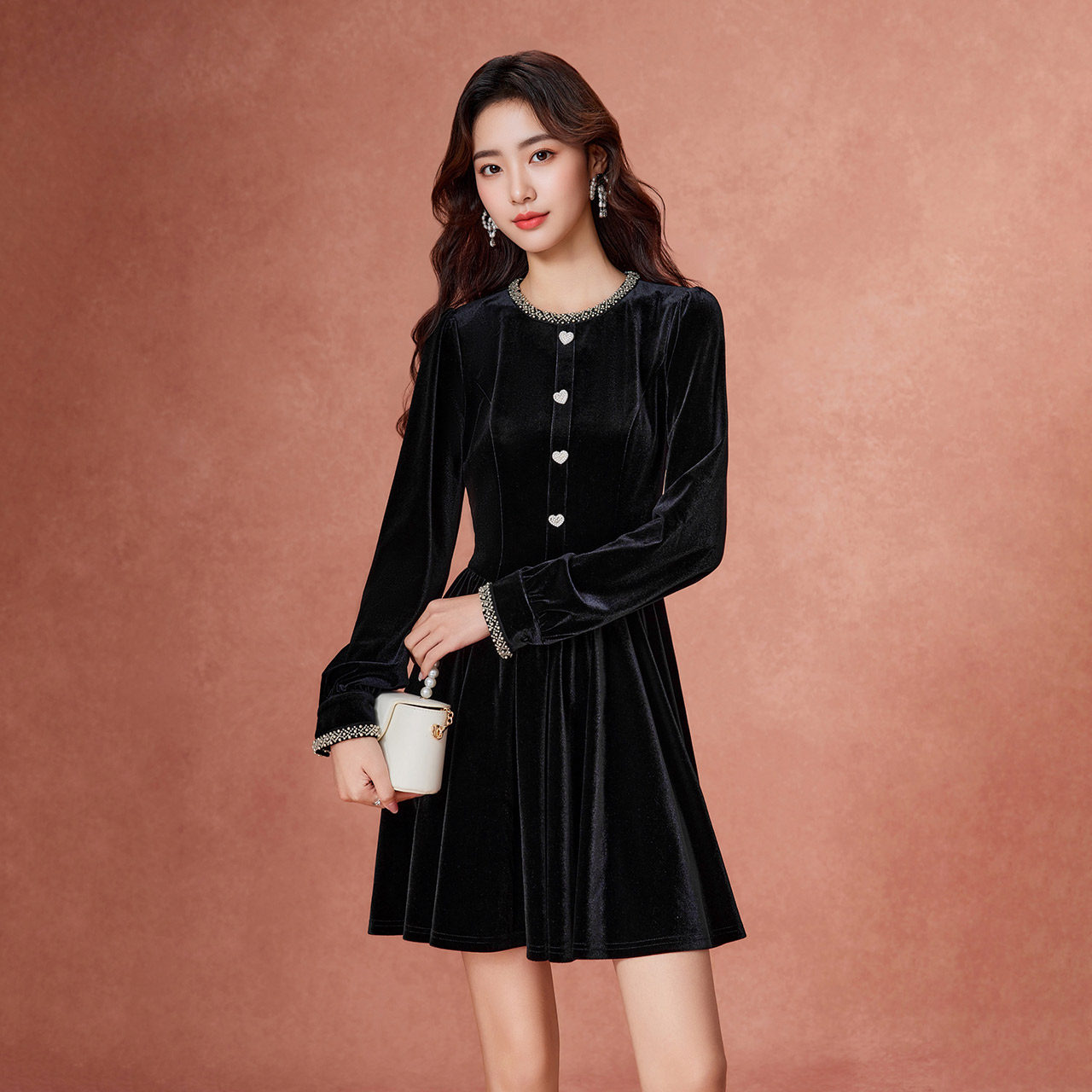 IEF/爱依服2025秋冬新款天鹅绒连衣裙女优雅气质千金风miu系穿搭 - 图2