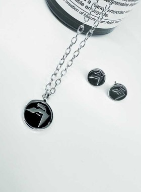 【K社制造】新品小众潮品男女通用徽章耳钉锁骨链百搭气质项链