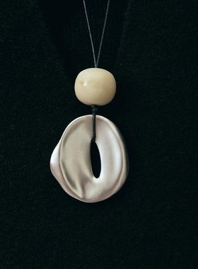 秋冬项链空穴吊坠新品软绳女小众设计高级感金色镂空坠长款毛衣链