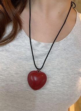 fever同款黑色爱心项链皮革毛衣链新款颈链轻奢小众高级感锁骨链