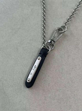 简约字母金属铭牌吊坠项链男女时尚皮革拼接可做裤链配饰