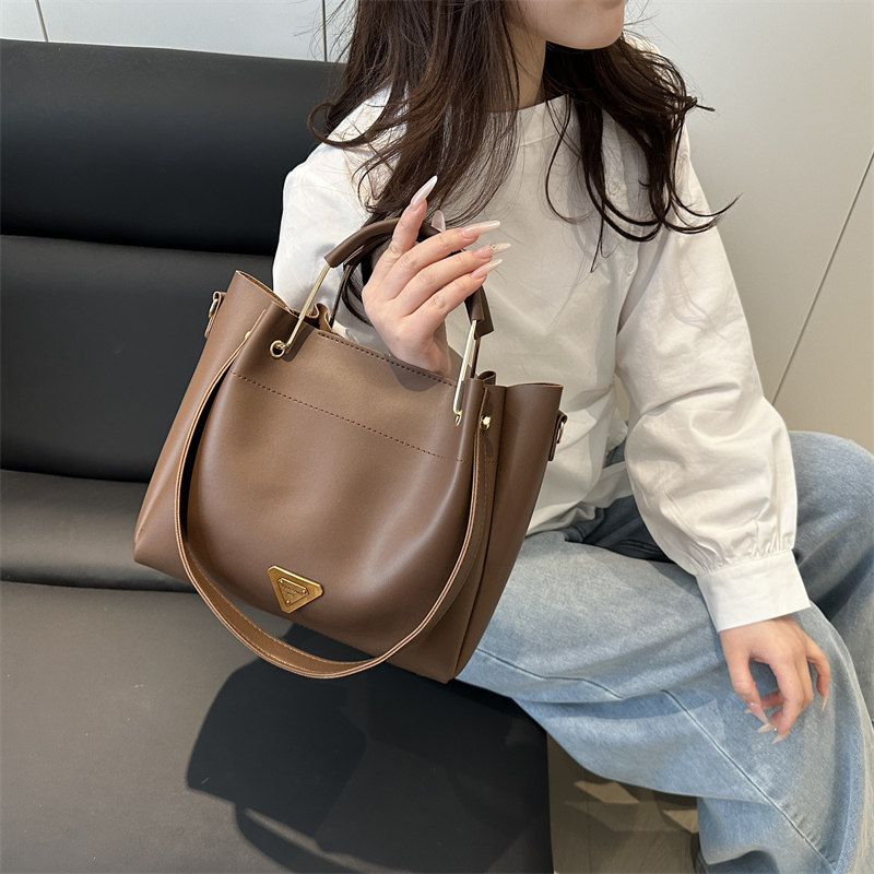 高级感复古托特包包女春夏季百搭通勤单肩斜挎包大容量手提水桶包,淘宝优惠券,粉丝福利购,淘宝优惠卷