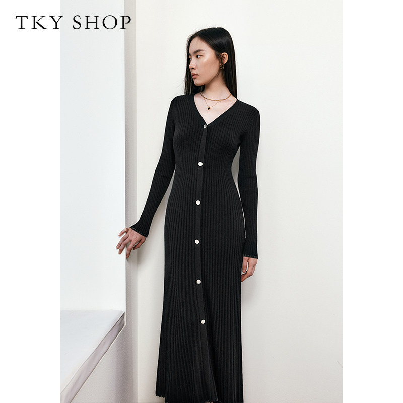 TKY SHOP时尚V领修身针织连衣裙收腰显瘦秋冬新款单排扣长款裙子