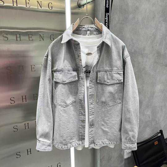 Та же универсальная парная куртка в стиле ретро-тяжеловеса в торговом центре.