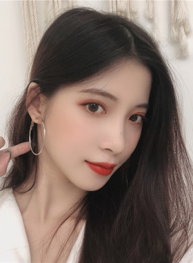 青岛极简欧美街拍女显脸小耳环