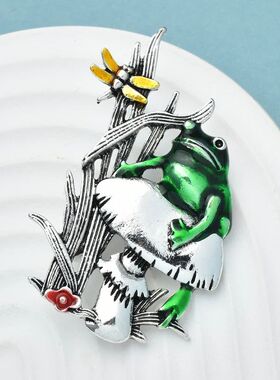 Vintage Cute Frog Brooches Women Unisex Enamel Sitting