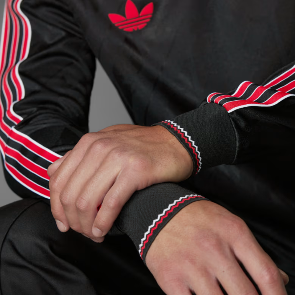 阿迪达斯三叶草男子卫衣曼联徽标球迷版翻领长袖足球衣T恤 IS6522 - 图1